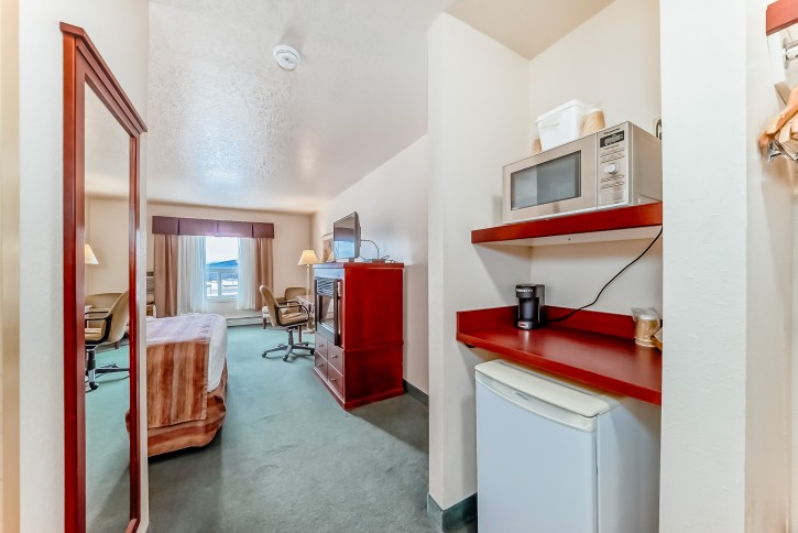 grande cache inn & suites standard single queen room