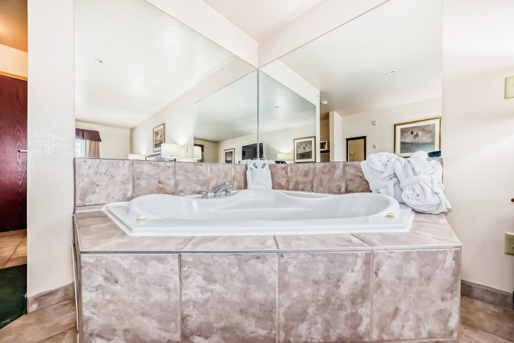 grande cache inn & suites king jacuzzi executive room