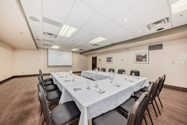 grande cache inn & suites mount hamel room