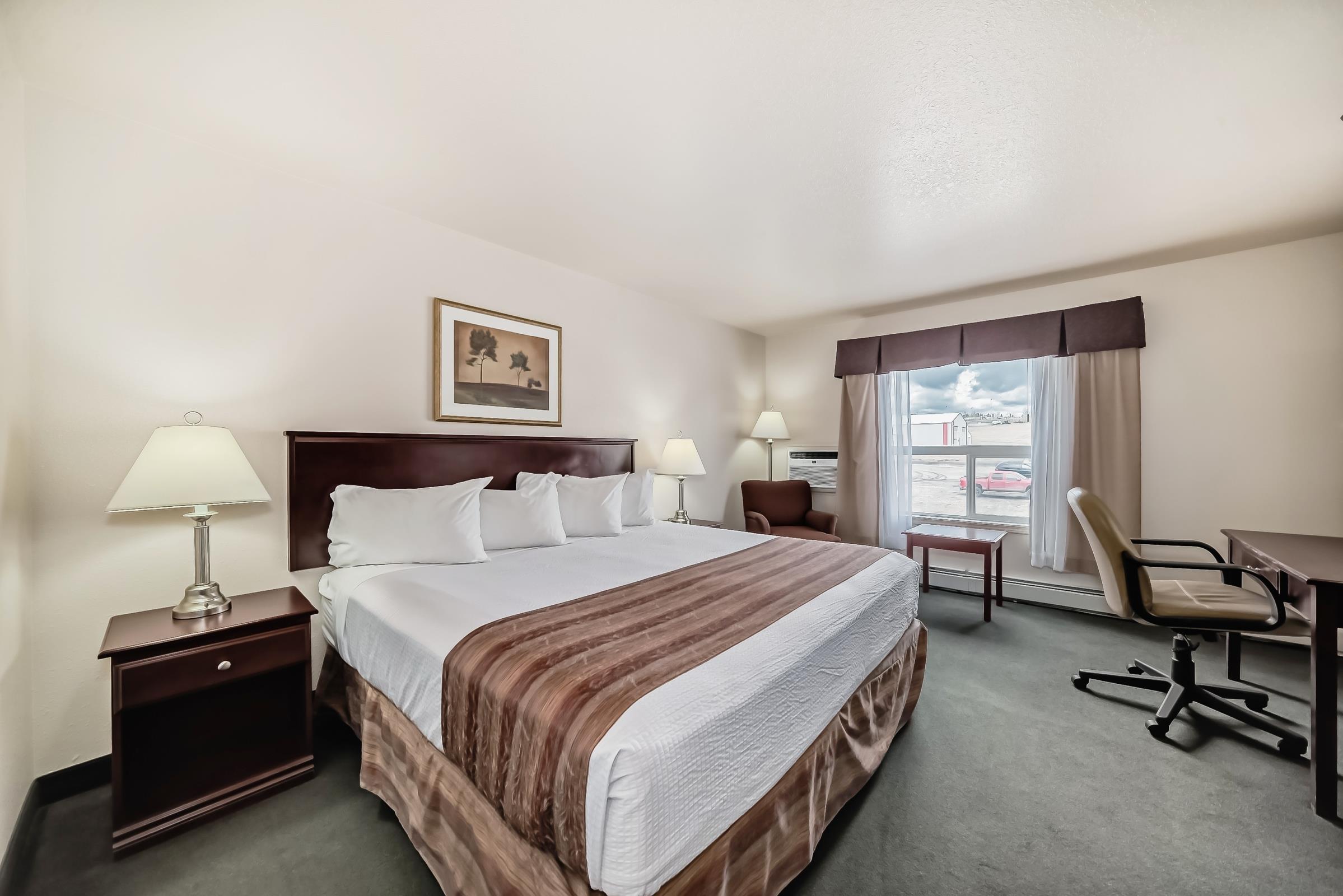 grande cache inn & suites king room