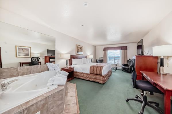 grande cache inn & suites king jacuzzi room