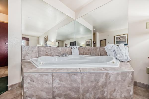 e-jacuzzi-suite-002.jpg